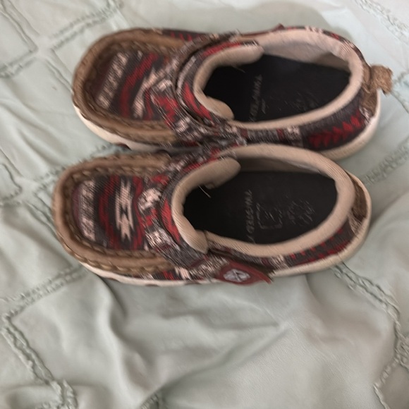 Classic Red and Brown Moccasins with Lace Detailing - Picture 4 of 5